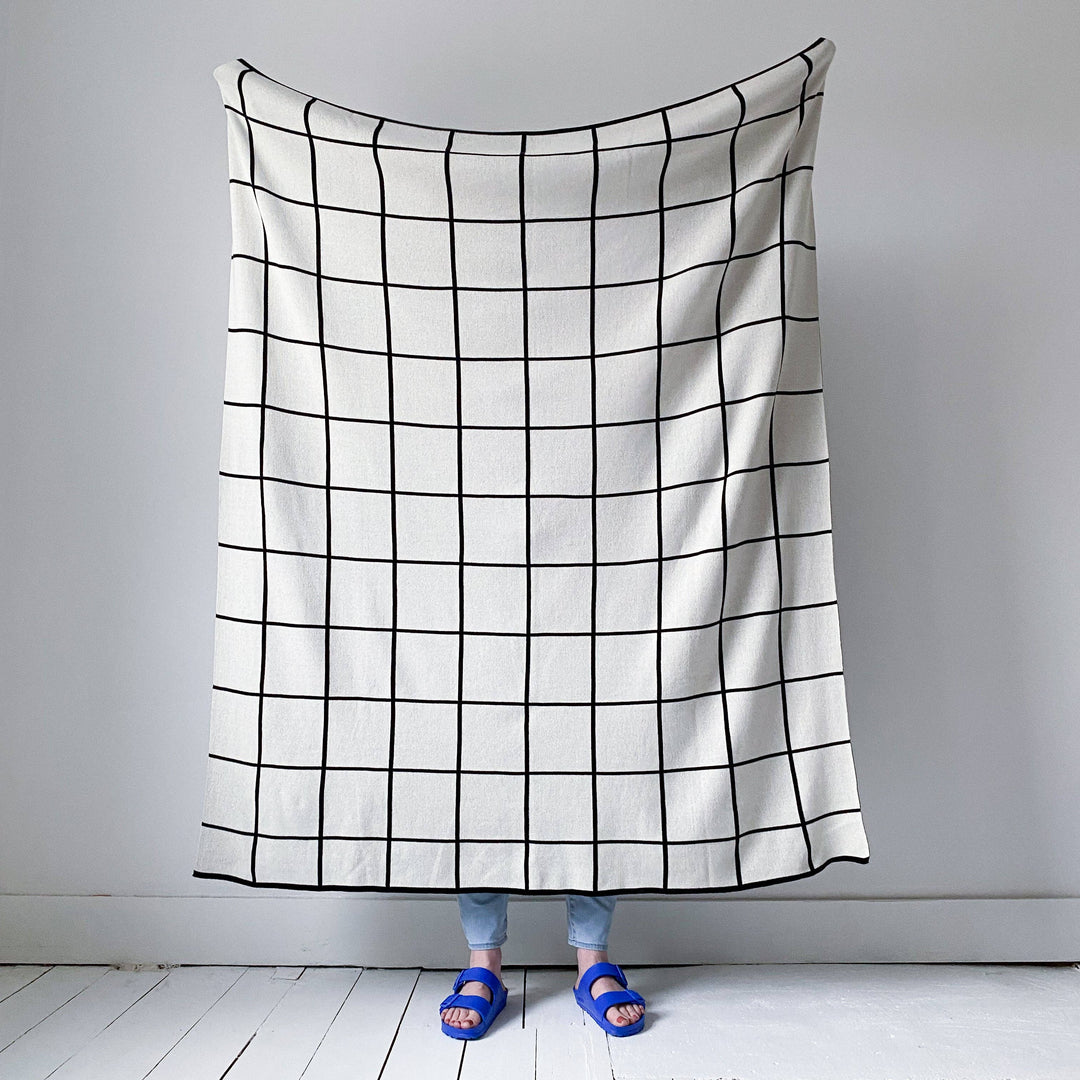 Sophie Home Sofadecke Strickdecke aus Baumwolle — Gitter: Schwarz bei Nauli and Stories