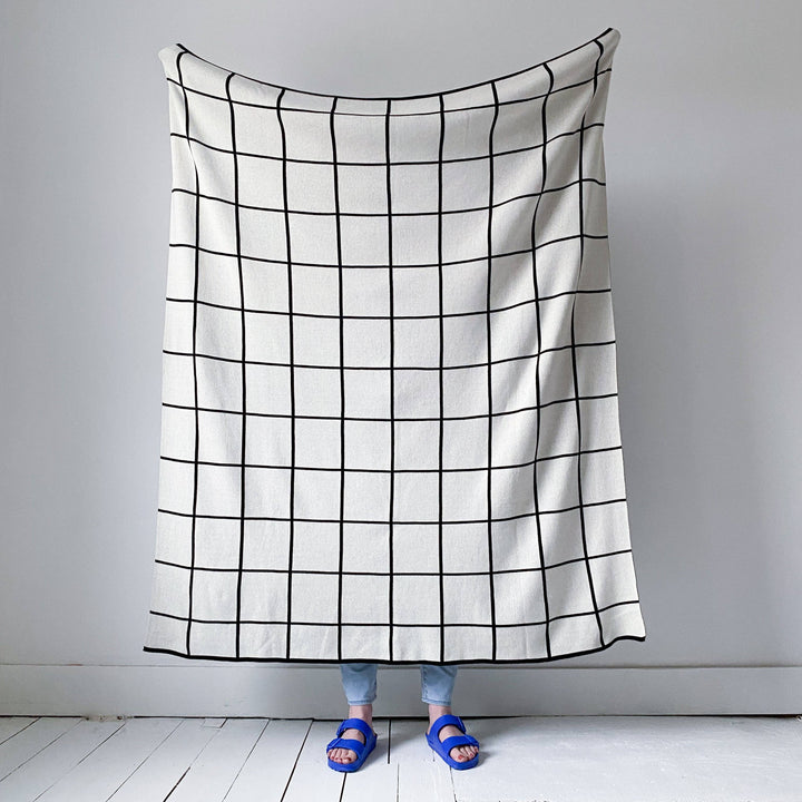 Sophie Home Sofadecke Strickdecke aus Baumwolle — Gitter: Schwarz bei Nauli and Stories