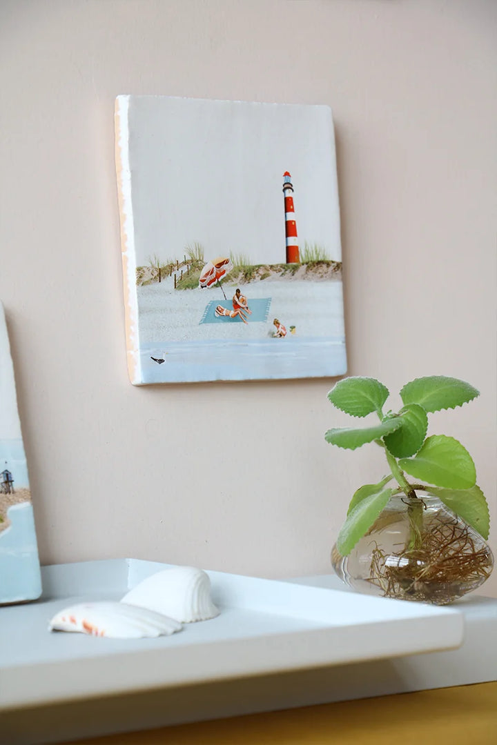 StoryTiles StoryTiles 10x10cm Salty Sand of Ameland - Familie am Strand mit Leuchtturm -  StoryTiles bei Nauli and Stories