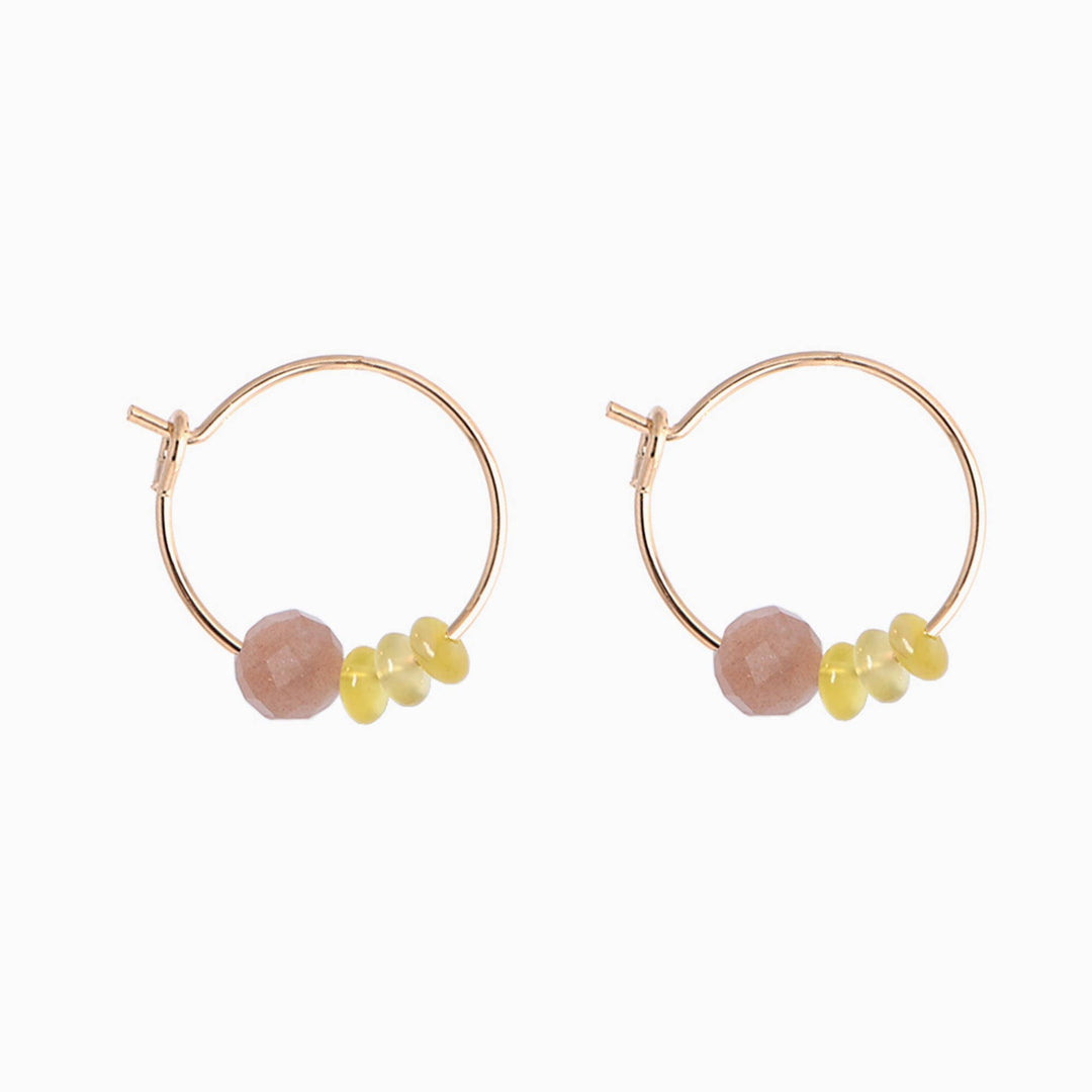 Titlee Ohrringe CLAREMONT pink pearl hoop earrings bei Nauli and Stories