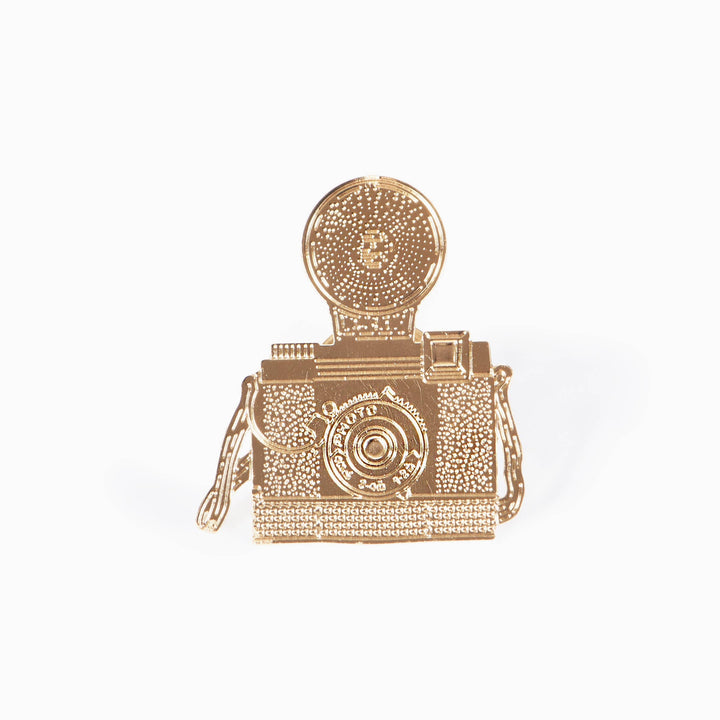 Titlee Pin Pin KAMERA bei Nauli and Stories