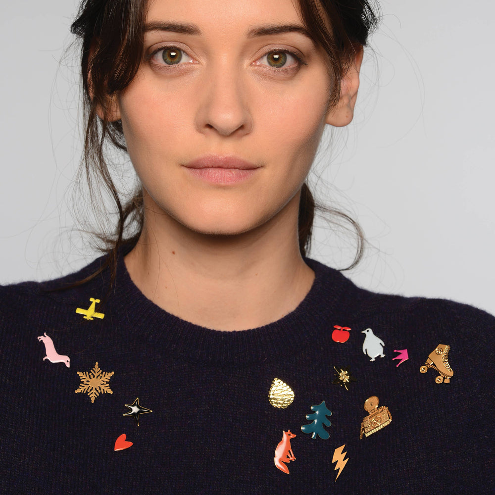 Titlee Pin Pin KAMERA bei Nauli and Stories