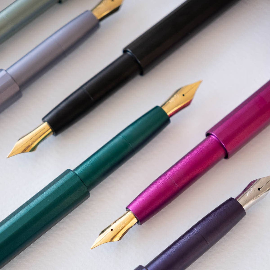 Tom's Studio Füller The Studio Pocket Fountain Pen 2.0: Blush mit Feder Fine bei Nauli and Stories