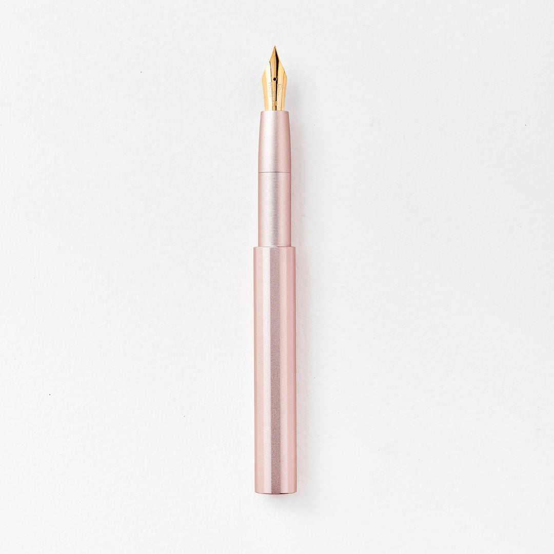 Tom's Studio Füller The Studio Pocket Fountain Pen 2.0: Blush mit Feder Fine bei Nauli and Stories