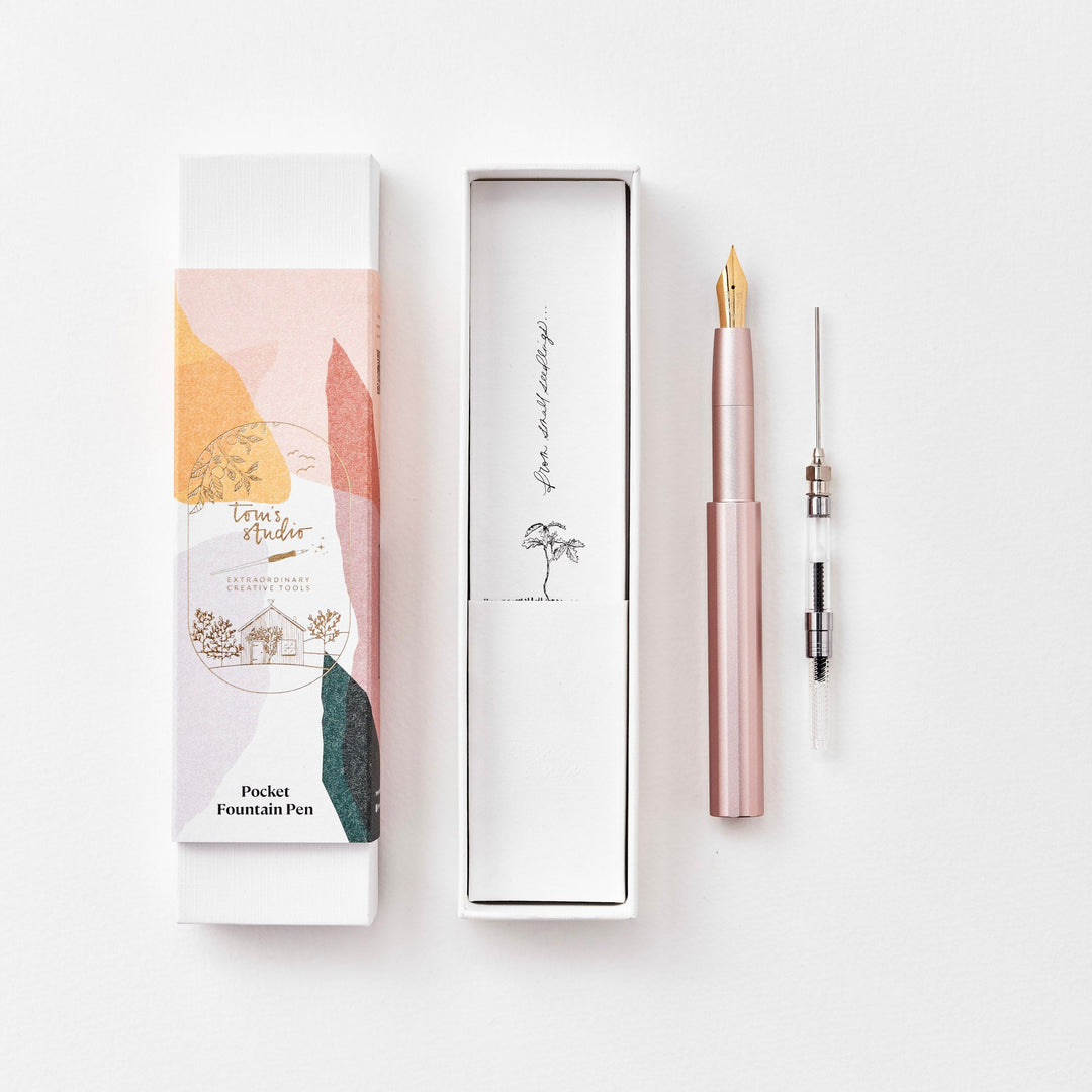 Tom's Studio Füller The Studio Pocket Fountain Pen 2.0: Blush mit Feder Fine bei Nauli and Stories