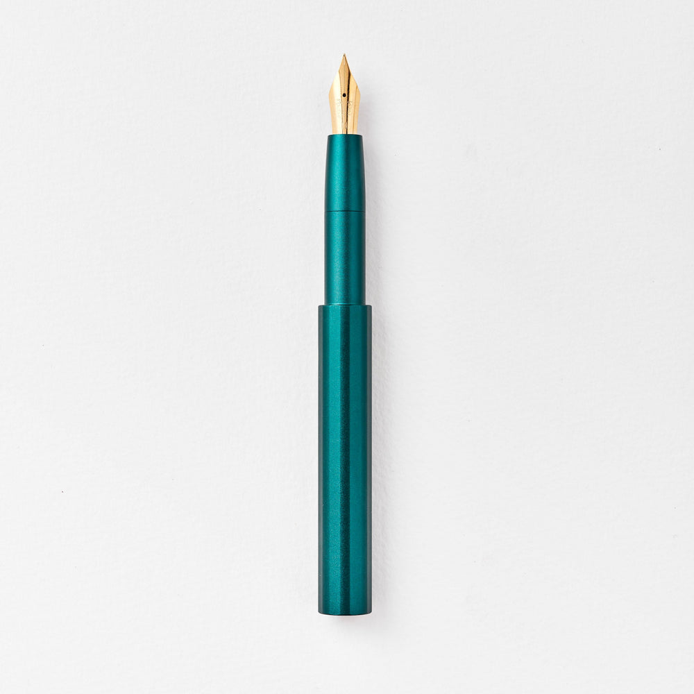 Tom's Studio Füller The Studio Pocket Fountain Pen 2.0: Ivy mit  Extra Fine Semi~Flex Feder bei Nauli and Stories