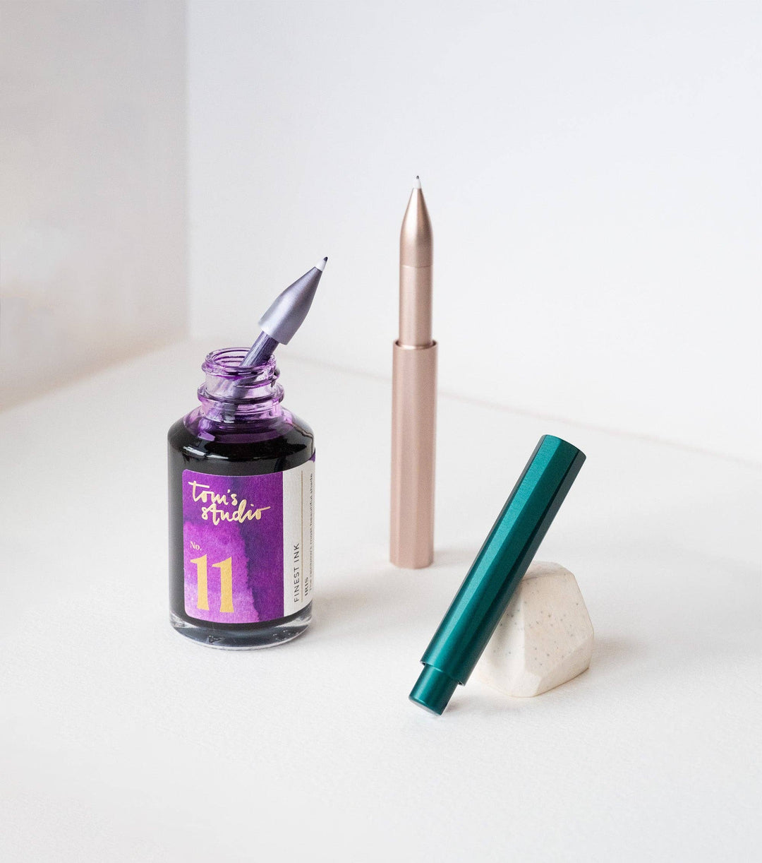 Tom's Studio Schreibstifte The Wren - Refillable Writing Pen: Black bei Nauli and Stories