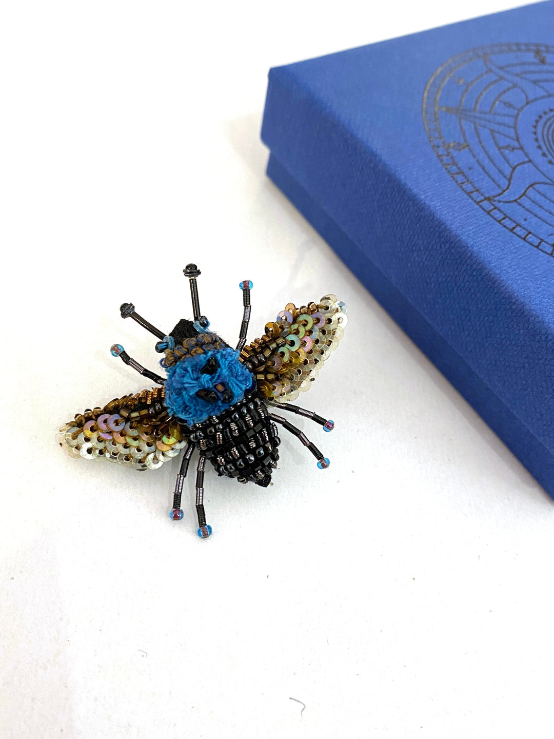 Trovelore Brosche gestickte Brosche - blaue Holzbiene bei Nauli and Stories