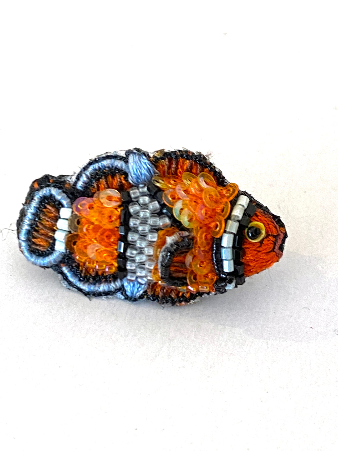 Trovelore Brosche gestickte Brosche - Clownfisch - Anemonenfisch bei Nauli and Stories