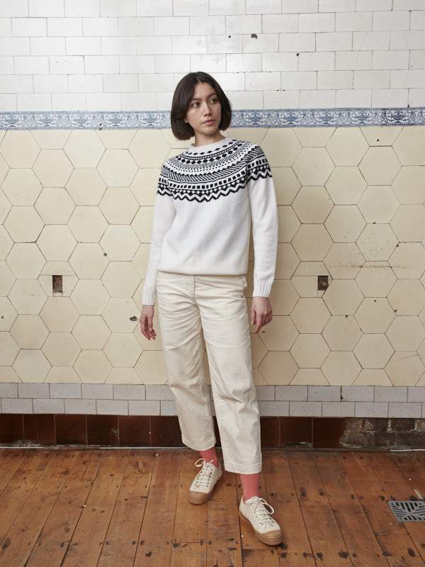 Donna Wilson Pullover weiß schwarzer Pullover aus reiner Wolle bei Nauli and Stories