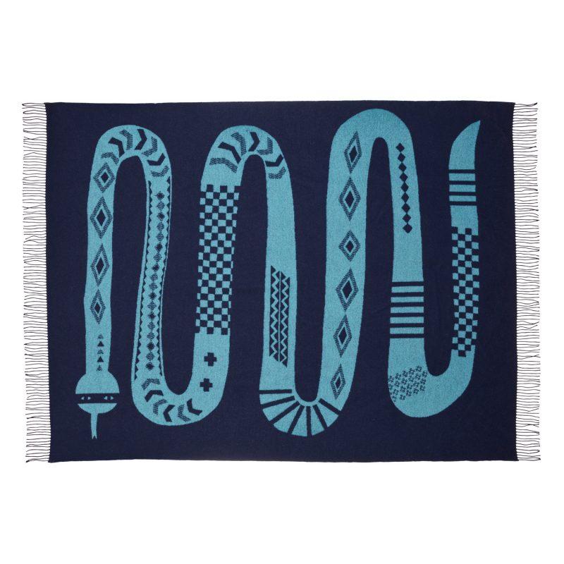 Donna Wilson Sofadecke Snake, türkis-blaue Kuscheldecke mit Schlangenmotiv bei Nauli and Stories