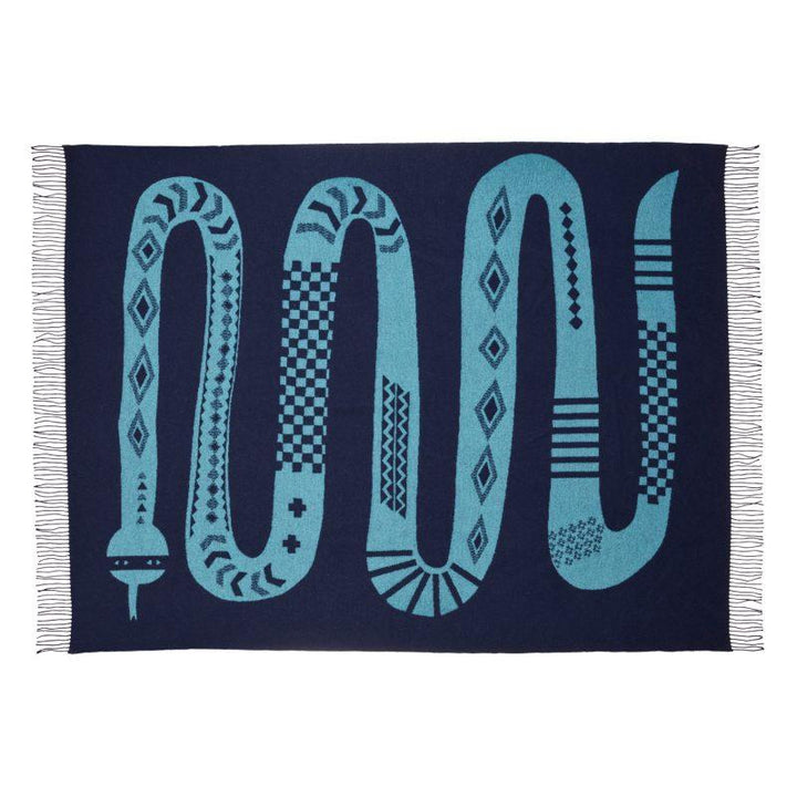Donna Wilson Sofadecke Snake, türkis-blaue Kuscheldecke mit Schlangenmotiv bei Nauli and Stories