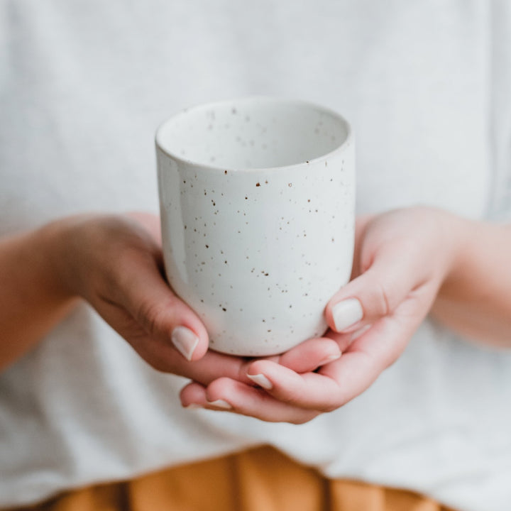 Eulenschnitt Tassen & Becher Kaffeebecher / Teebecher aus heller Keramik bei Nauli and Stories