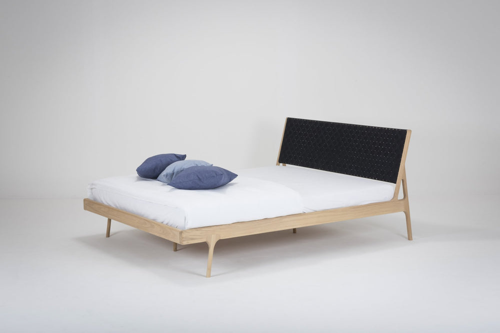Gazzda Bett 140x200cm / schwarz / Eiche weiß geölt FAWN Bett schmaler Rahmen - Eiche mit Kopfteil aus Baumwollband- Geflecht