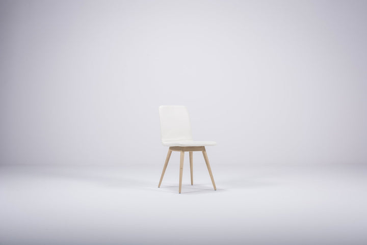 Gazzda Stuhl Avorio / weiß geölt 1015 Stuhl ENA mit Lederbezug von Gazzda - 2 Stühle á 345 Euro