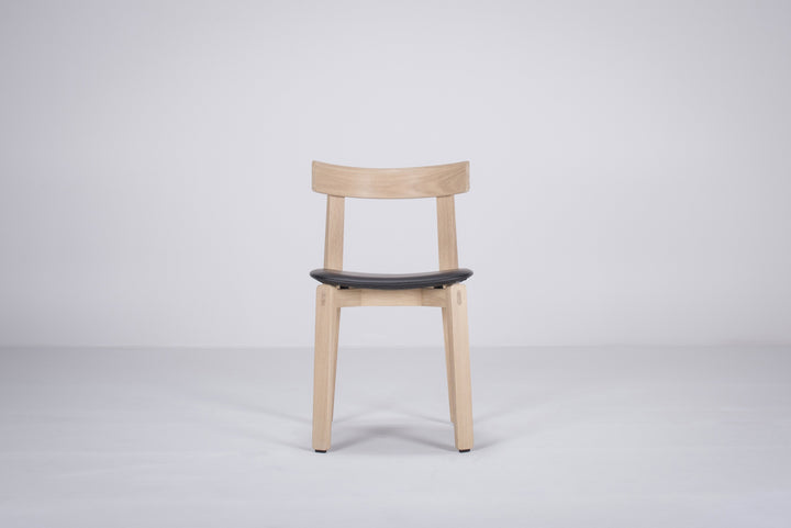 Gazzda Stuhl NORA Stuhl aus massiver Eiche mit Lederbezug - 2 Stühle / 470€ pro Stuhl