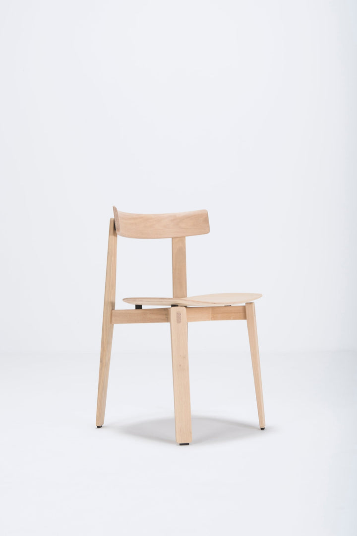 Gazzda Stuhl NORA Stuhl aus massiver Eiche mit Sitz aus Furnier - 2 Stühle / 420 € pro Stuhl