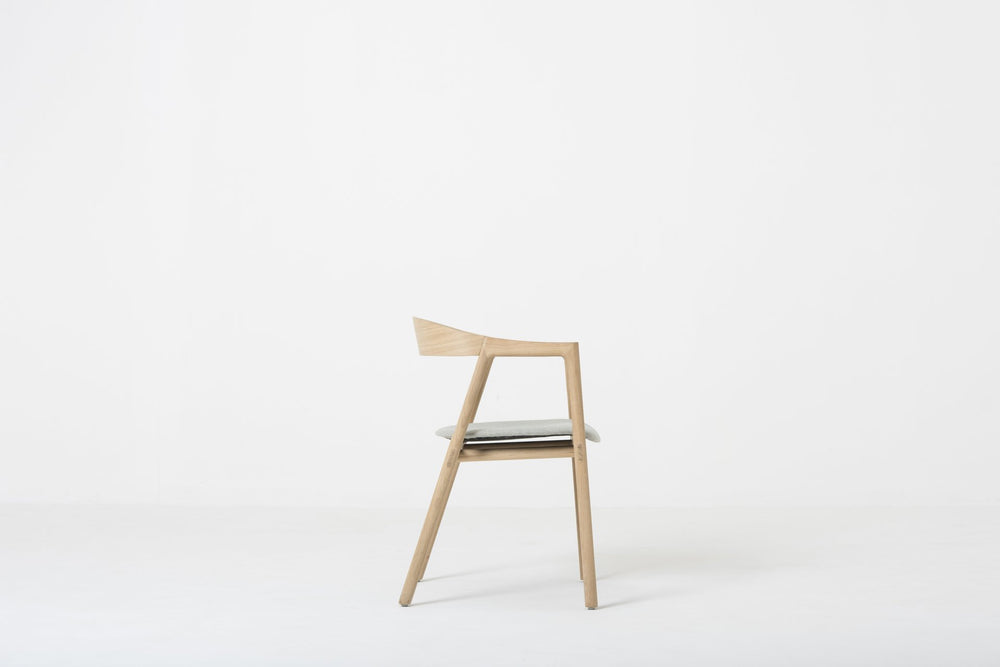 Gazzda Stuhl Stuhl Muna - Eiche mit Wolle / Flachs von Gazzda