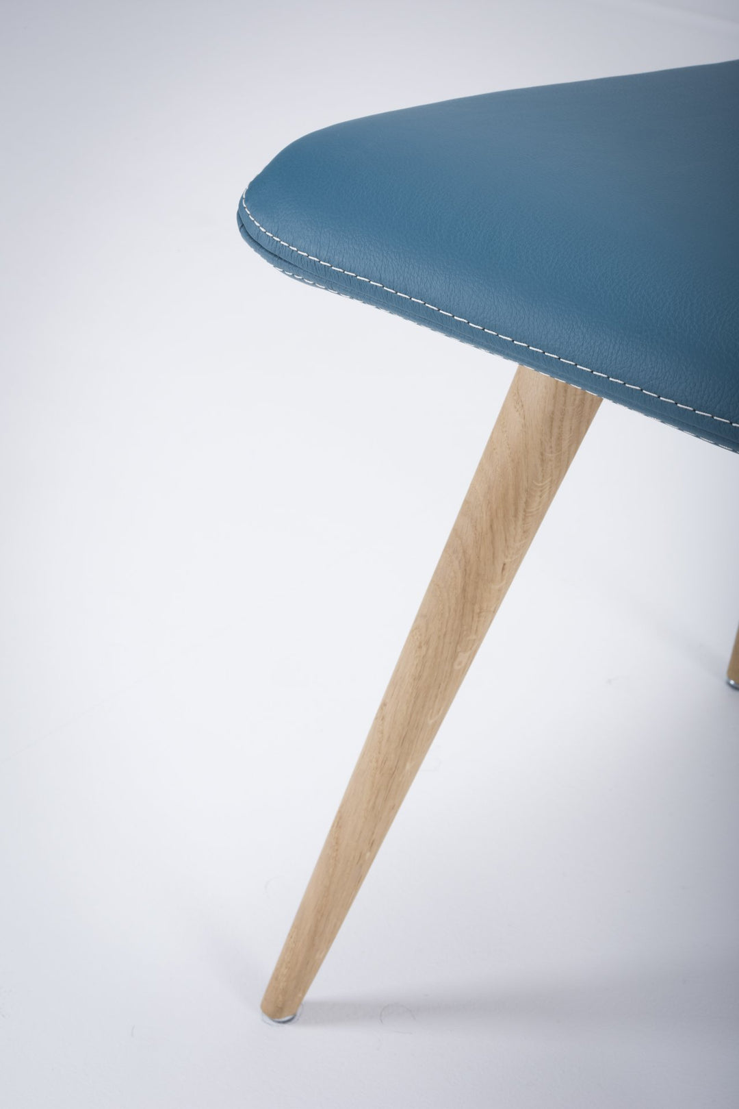Gazzda Stuhl Turquoise / weiß geölt 1015 Stuhl ENA mit Lederbezug von Gazzda - 2 Stühle á 345 Euro
