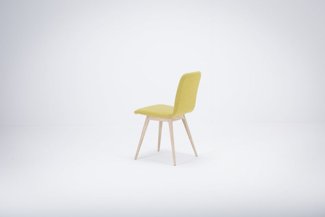 Gazzda Stuhl Yellow 24 / weiß geölt 1015 Stuhl ENA mit Filz-Bezug von Gazzda - 2 Stühle á 315 Euro
