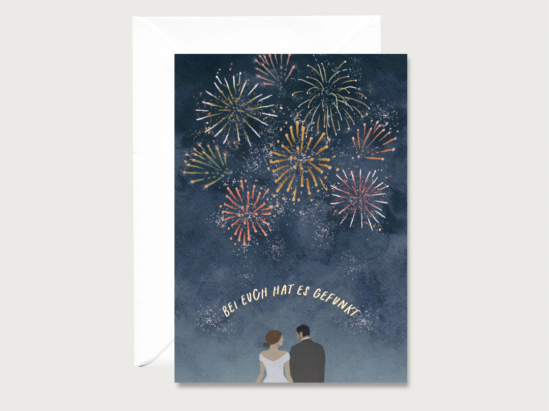 Herz & Papier Hochzeit Hochzeitskarte - Bei euch hat es gefunkt - Ehepaar mit Feuerwerk bei Nauli and Stories