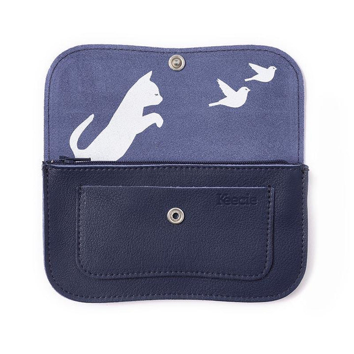 Keecie Geldbeutel aus Leder Cat Chase Wallet - dunkelblaue Ledergeldbörse mit Siebdruck Katzen bei Nauli and Stories