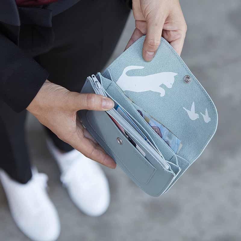 Keecie Geldbeutel aus Leder Cat Chase Wallet - hellgraue Ledergeldbörse mit Siebdruck Katzen bei Nauli and Stories