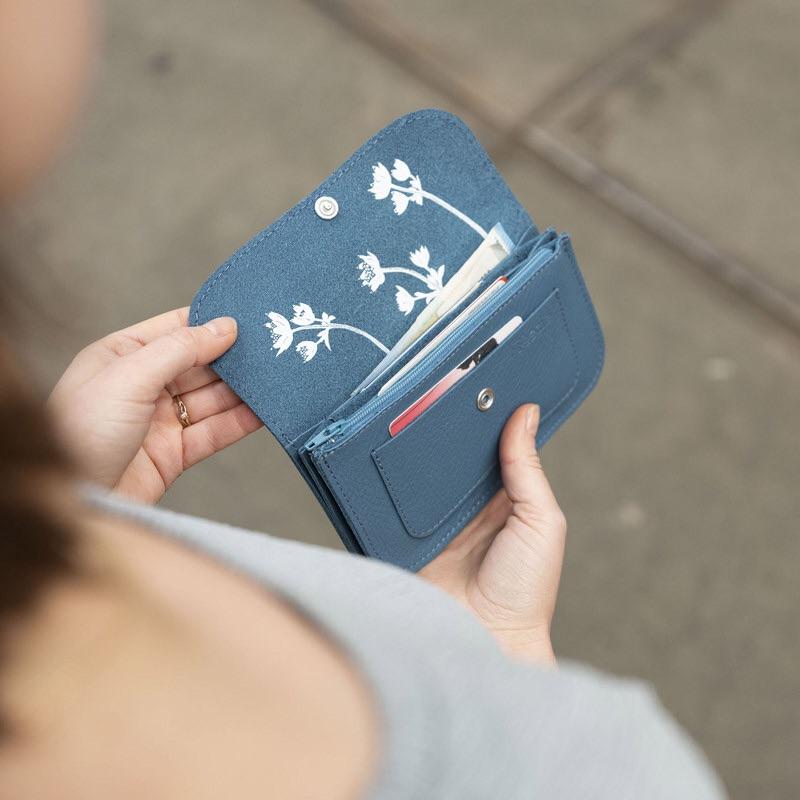 Keecie Geldbeutel aus Leder Flash Forward Wallet - puderrosa Ledergeldbörse mit Siebdruck Innenleben bei Nauli and Stories