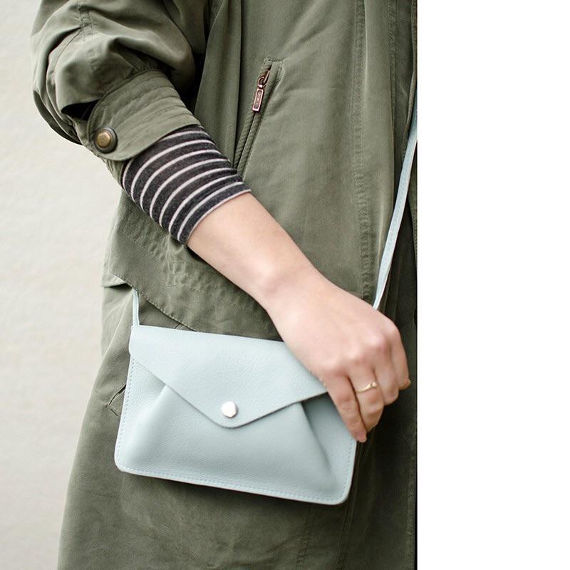 Keecie Handtasche Backing Vocals kleine Ledertasche hellblau / mint bei Nauli and Stories