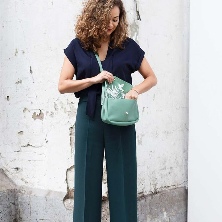 Keecie Handtasche Kleine Ledertasche forest grün mit Siebdruck auf der Innenseite -  Humming Along Bag bei Nauli and Stories