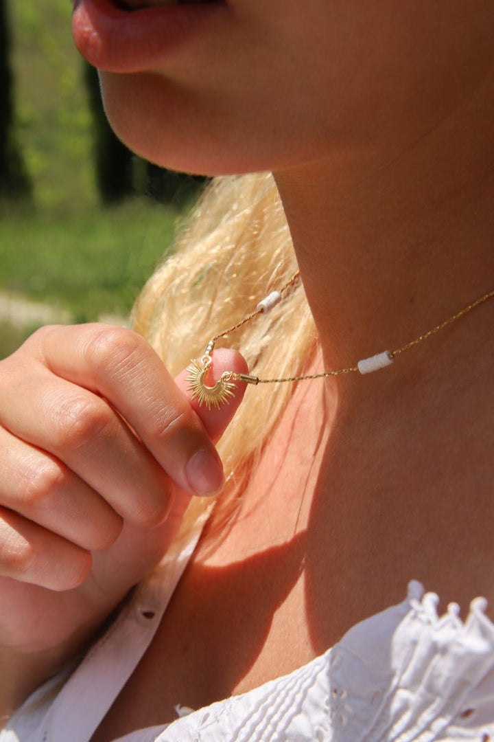 Les tissages de Camille Halsketten Kette Litha mit weißen Heishi Perlen bei Nauli and Stories