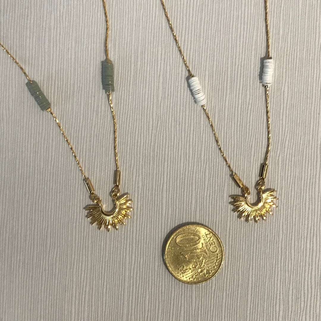 Les tissages de Camille Halsketten Kette Litha mit weißen Heishi Perlen bei Nauli and Stories