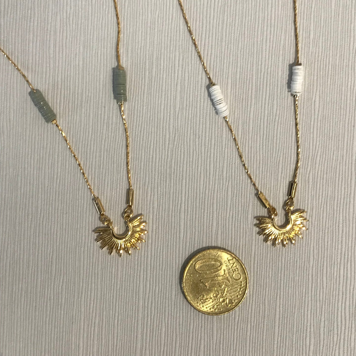 Les tissages de Camille Halsketten Kette Litha mit weißen Heishi Perlen bei Nauli and Stories