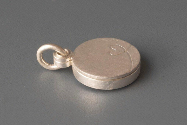 Mabotte Medaillon Kleines Medaillon aus Silber ein Herz von Mabotte bei Nauli and Stories