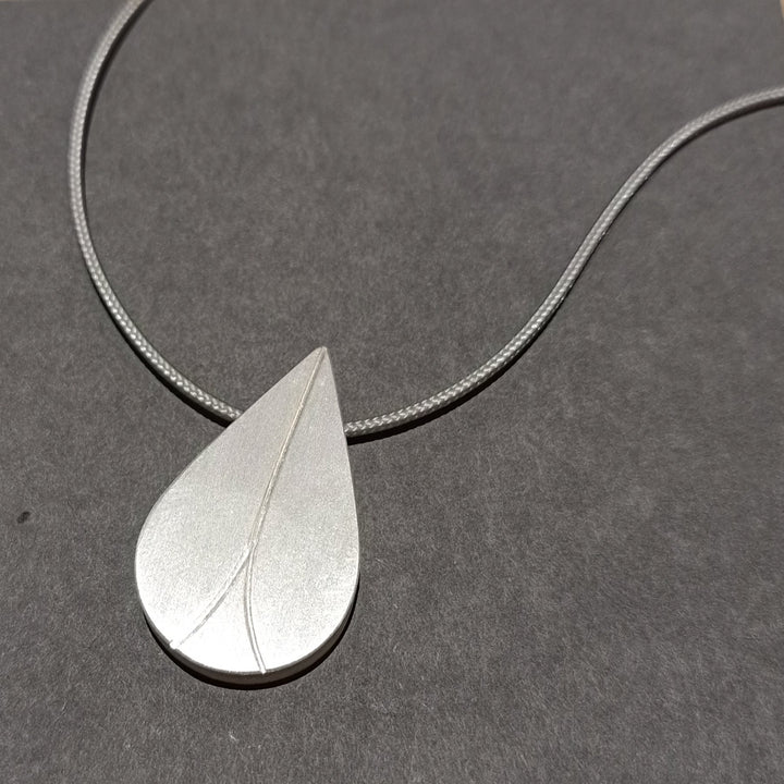 Mabotte Medaillon Medaillon aus Silber Blüte in Tropfenform von Mabotte - Mittel bei Nauli and Stories