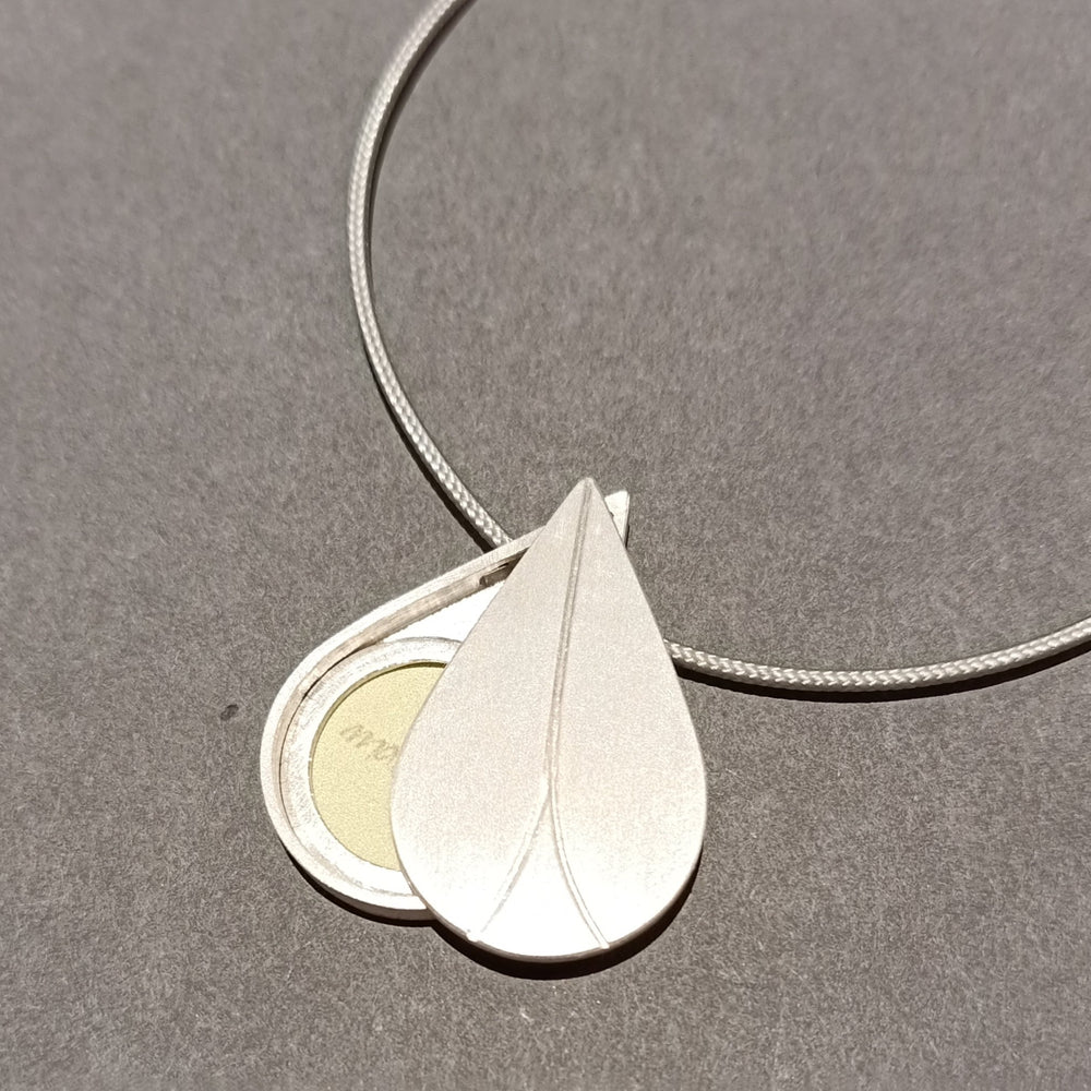 Mabotte Medaillon Medaillon aus Silber Blüte in Tropfenform von Mabotte - Mittel bei Nauli and Stories