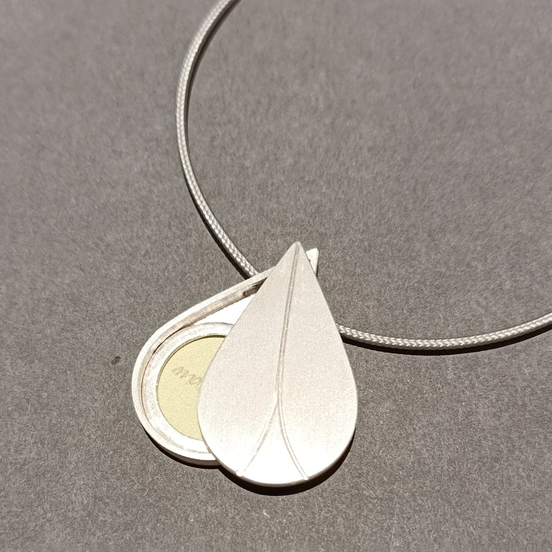 Mabotte Medaillon Medaillon aus Silber Blüte in Tropfenform von Mabotte - Mittel bei Nauli and Stories