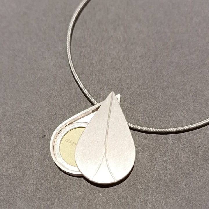 Mabotte Medaillon Medaillon aus Silber Blüte in Tropfenform von Mabotte - Mittel bei Nauli and Stories