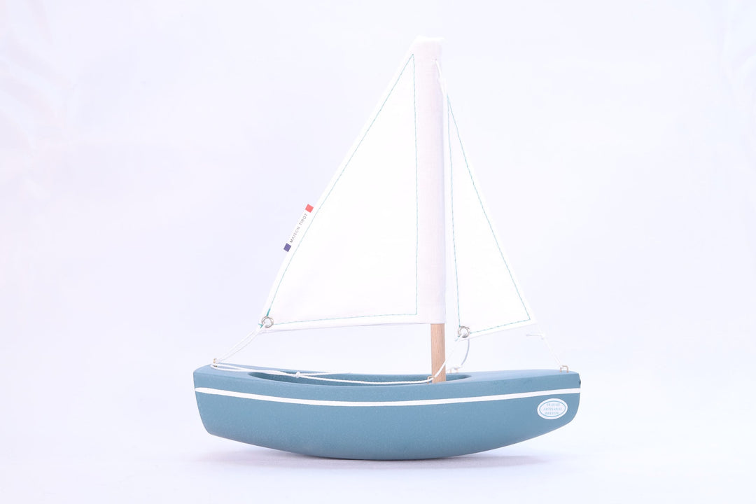 Maison Tirot Holzspielzeug Kleines Segelboot aus Holz - abyssus-grün - 21 cm bei Nauli and Stories