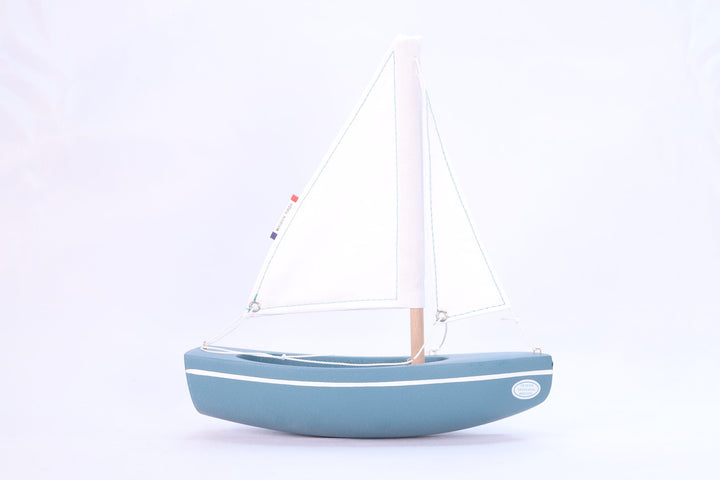 Maison Tirot Holzspielzeug Kleines Segelboot aus Holz - abyssus-grün - 21 cm bei Nauli and Stories