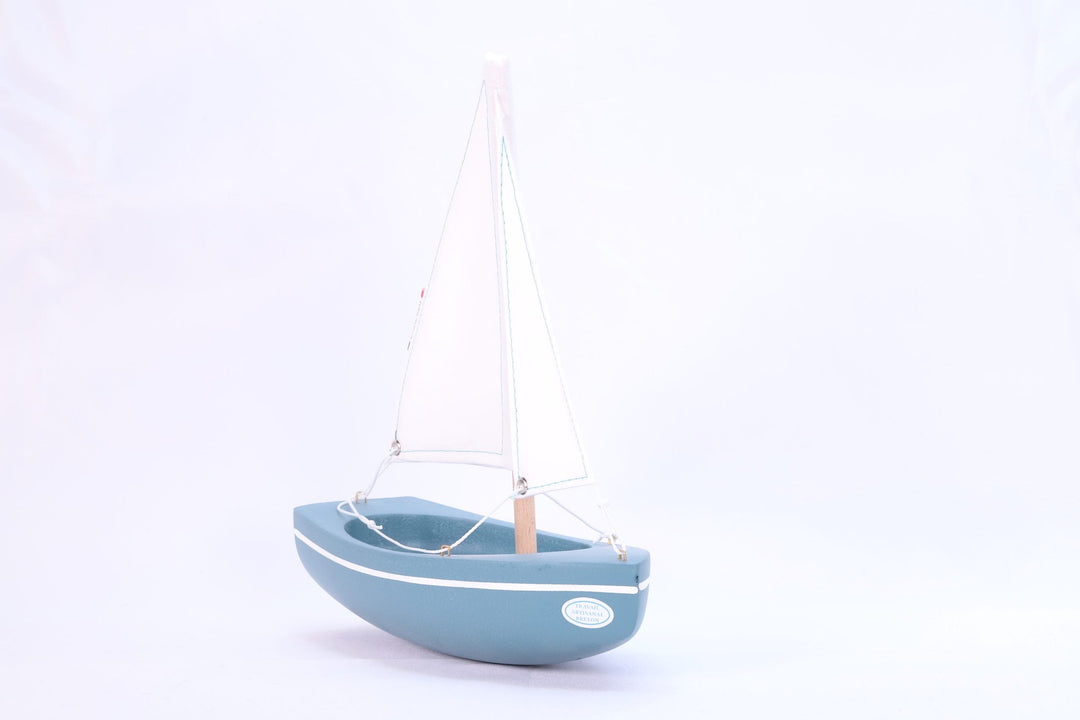 Maison Tirot Holzspielzeug Kleines Segelboot aus Holz - abyssus-grün - 21 cm bei Nauli and Stories