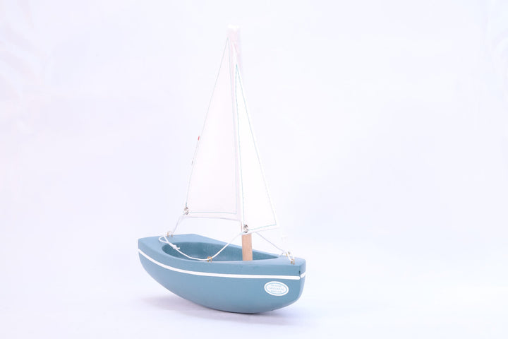 Maison Tirot Holzspielzeug Kleines Segelboot aus Holz - abyssus-grün - 21 cm bei Nauli and Stories