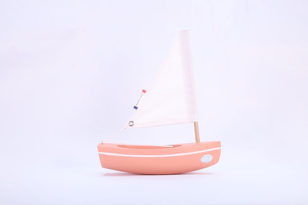 Maison Tirot Holzspielzeug Kleines Segelboot aus Holz - flamingo-rosa - 17 cm bei Nauli and Stories