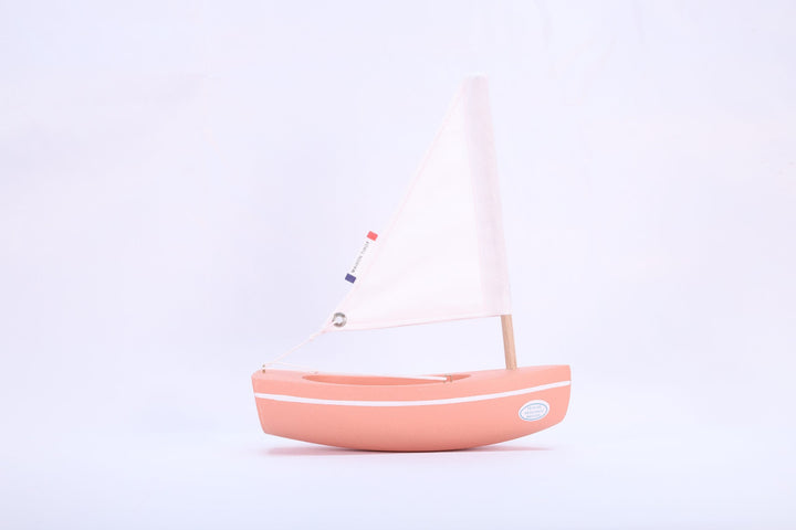 Maison Tirot Holzspielzeug Kleines Segelboot aus Holz - flamingo-rosa - 17 cm bei Nauli and Stories
