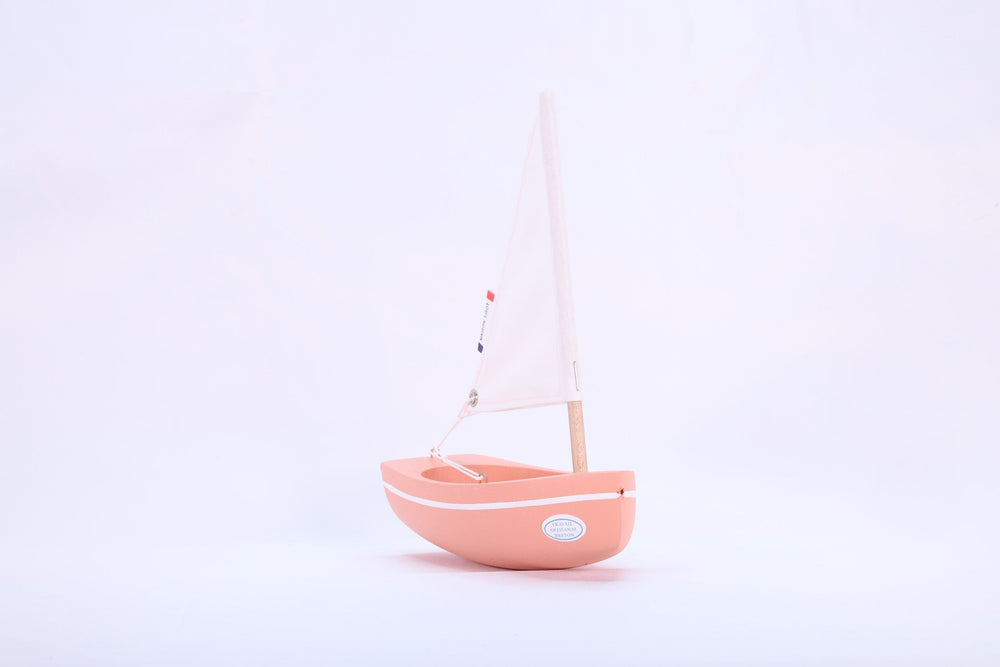 Maison Tirot Holzspielzeug Kleines Segelboot aus Holz - flamingo-rosa - 17 cm bei Nauli and Stories