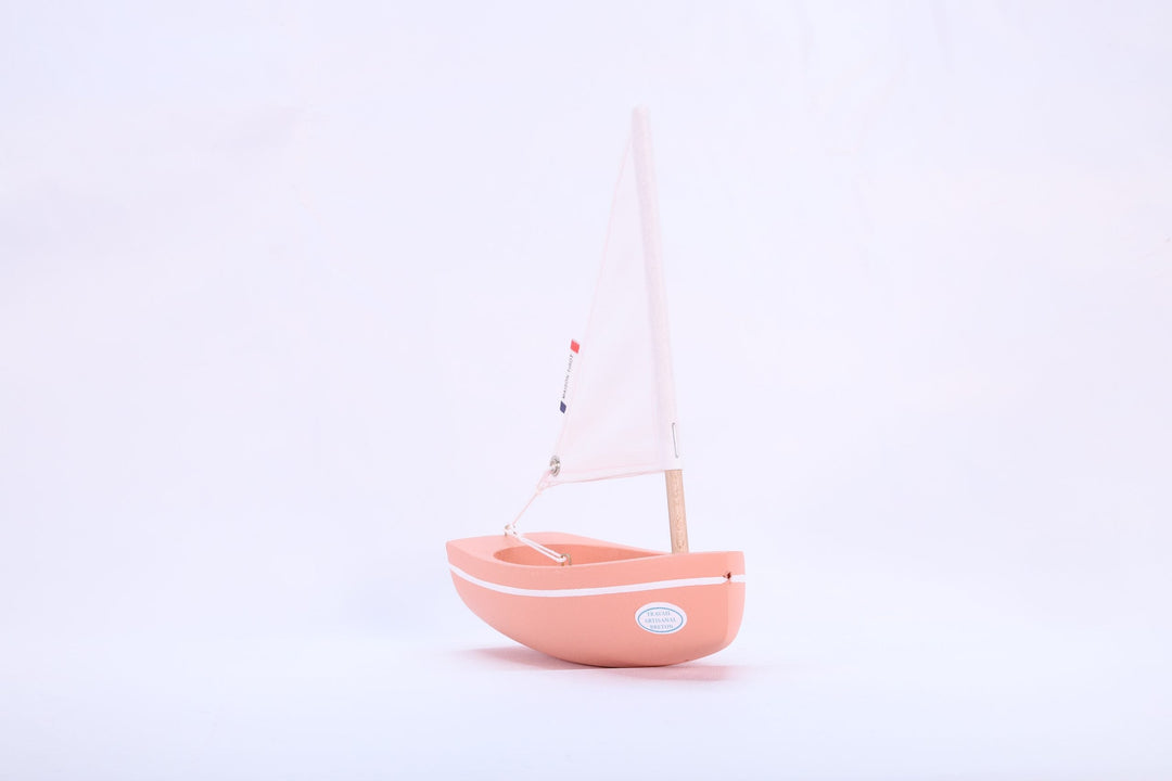 Maison Tirot Holzspielzeug Kleines Segelboot aus Holz - flamingo-rosa - 17 cm bei Nauli and Stories