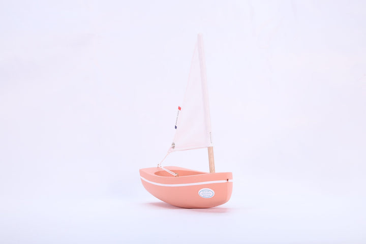 Maison Tirot Holzspielzeug Kleines Segelboot aus Holz - flamingo-rosa - 17 cm bei Nauli and Stories