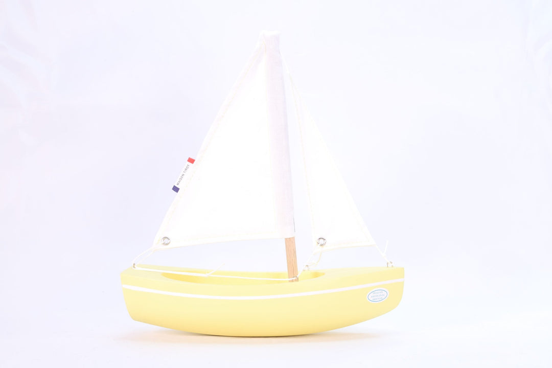 Maison Tirot Holzspielzeug Kleines Segelboot aus Holz - Pen-Guen-gelb - 21 cm bei Nauli and Stories