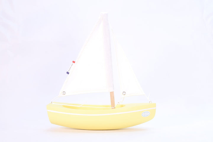 Maison Tirot Holzspielzeug Kleines Segelboot aus Holz - Pen-Guen-gelb - 21 cm bei Nauli and Stories