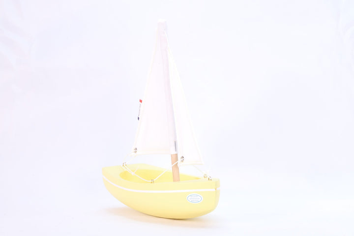 Maison Tirot Holzspielzeug Kleines Segelboot aus Holz - Pen-Guen-gelb - 21 cm bei Nauli and Stories